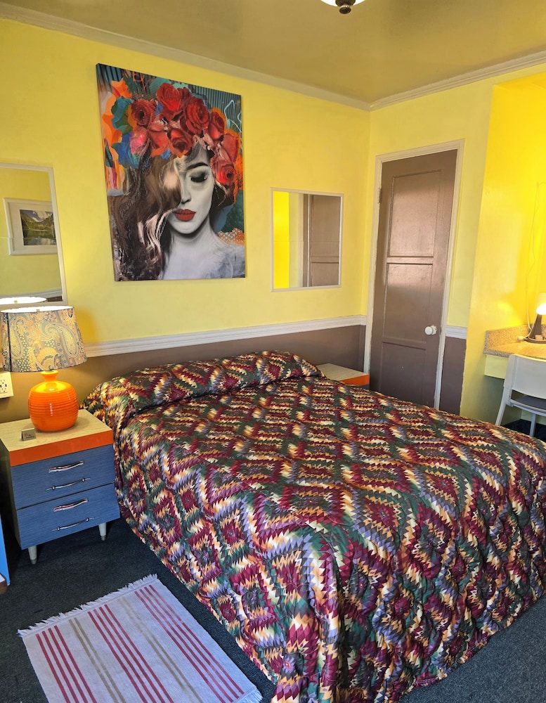 The New Star Motel with Studio Kitchens: 1950s Extended Stay Lodging and Retreat Center - photo 31