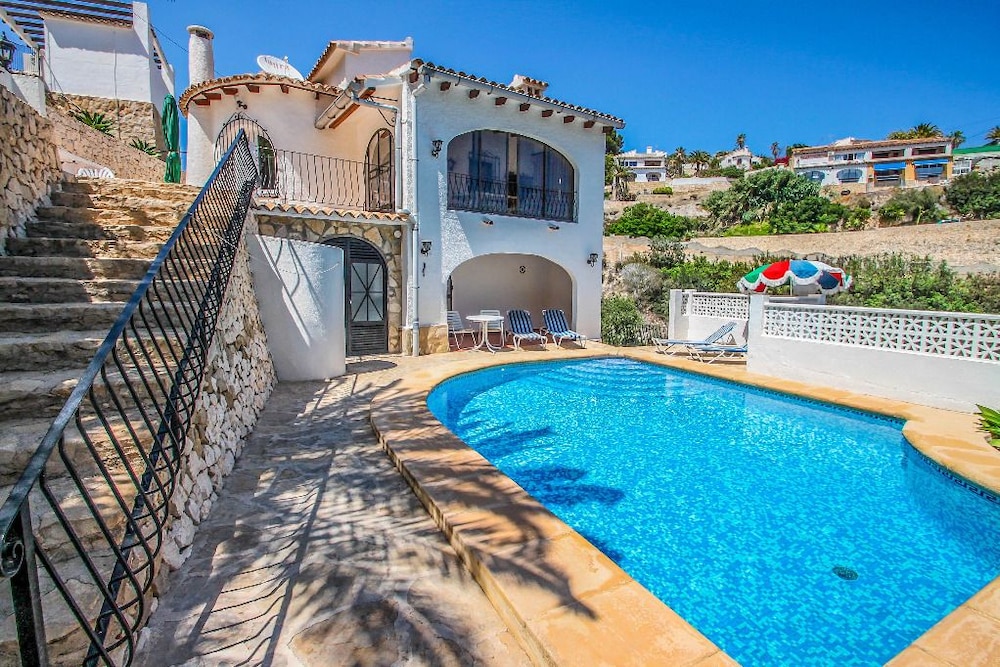 Linda modern villa with splendid views in Benissa — 4-Star Luxury Hotel in Benissa, Spain