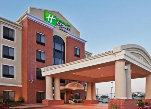 Holiday Inn Express & Suites Great Bend
