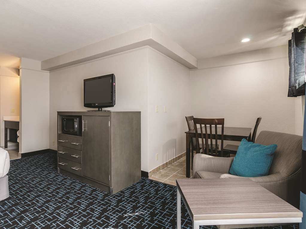La Quinta Inn & Suites by Wyndham Kansas City Airport - photo 27