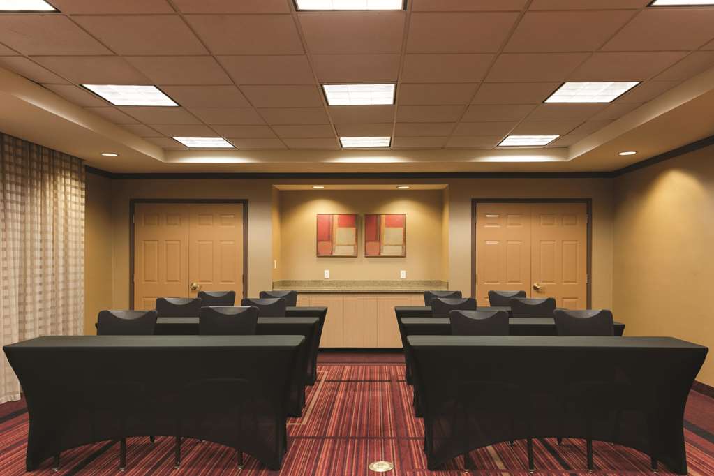 La Quinta Inn & Suites by Wyndham Atlanta Ballpark Galleria - photo 49