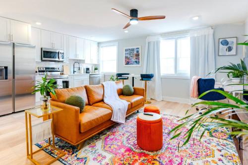 Elegant Urban Escape 2 Bedrooms 1 king Bed and 1 Queen Bed Gated Private Entrance and Parking in Philadelphia, United States