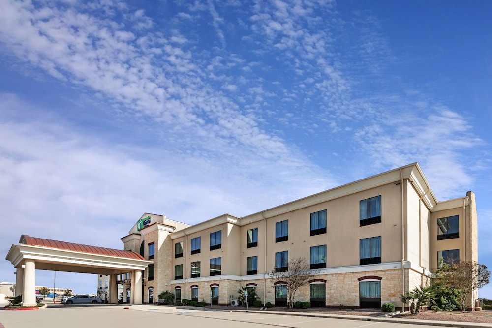 Holiday Inn Express & Suites Floresville by IHG - photo 41