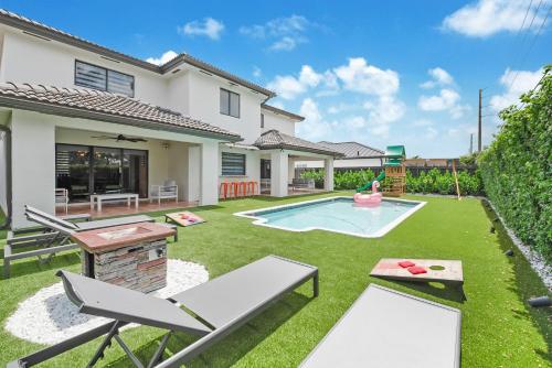 Experience Miami's Bongo's House Private Pool and Game Room Luxury Rental L54 — 4-Star Luxury Hotel in Miami, United States
