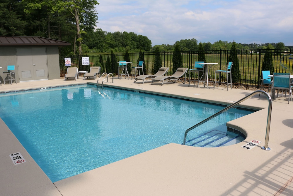 Holiday Inn Express & Suites Hendersonville SE Flat Rock by IHG - photo 12