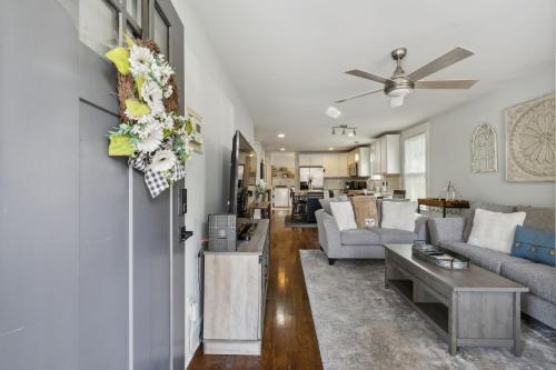East Nashville Sweetie Near to Downtown 2 Bed 2 Bath with Fenced Yard 30 or more Days by SkyRun Nashville in Nashville, United States