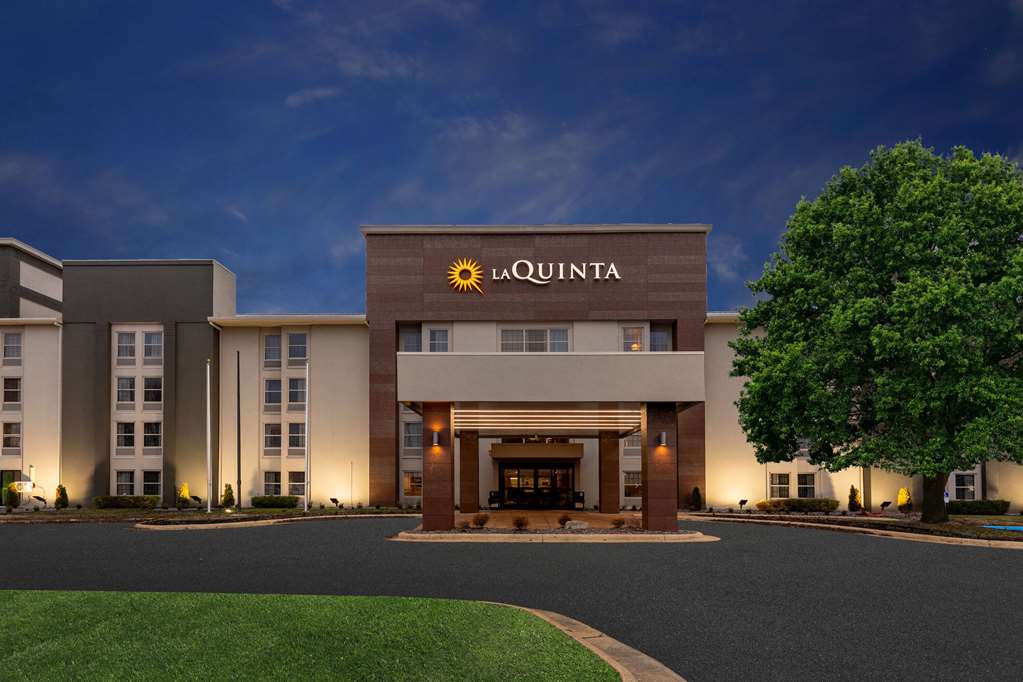 La Quinta Inn and Suites by Wyndham Jonesboro - photo 2