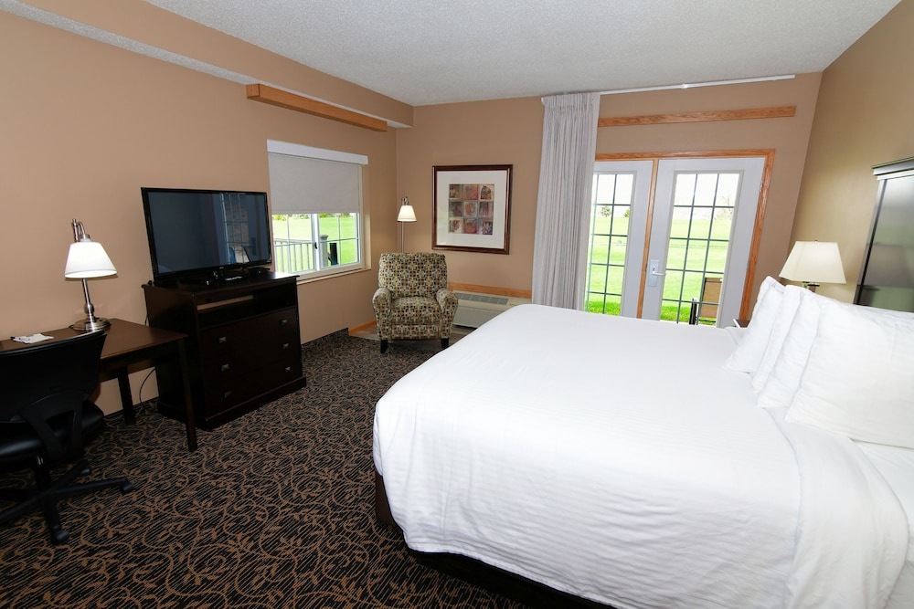 Cobblestone Inn & Suites Denison Majestic Hills - photo 7
