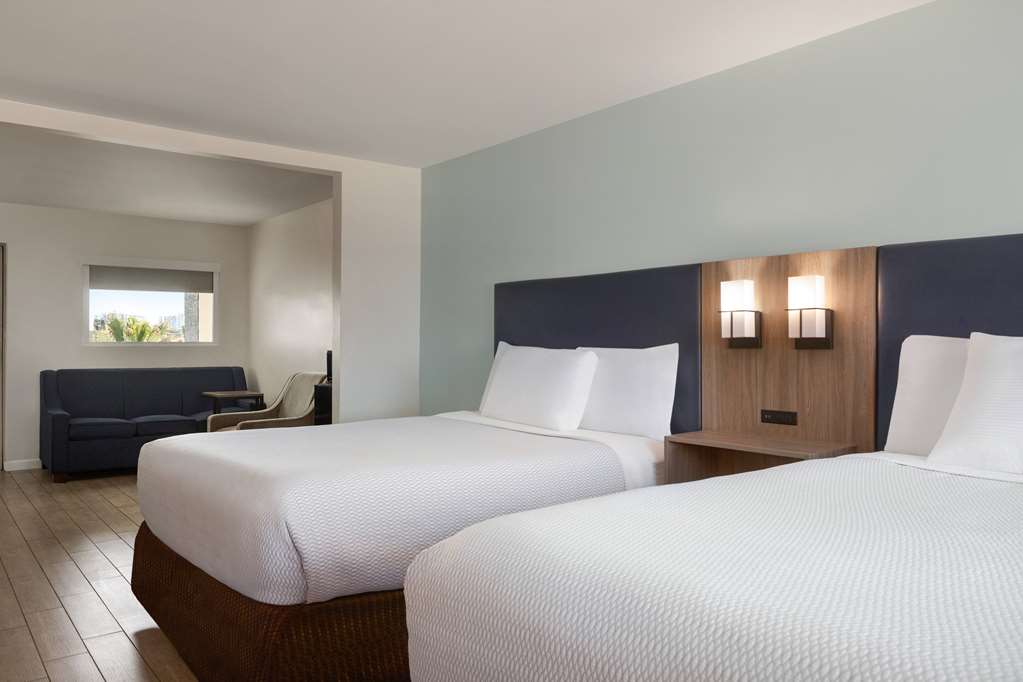 La Quinta Inn & Suites by Wyndham Oceanfront Daytona Beach - photo 25