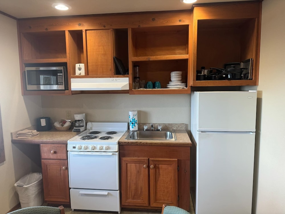 Sunset Oceanfront Lodging - photo 8