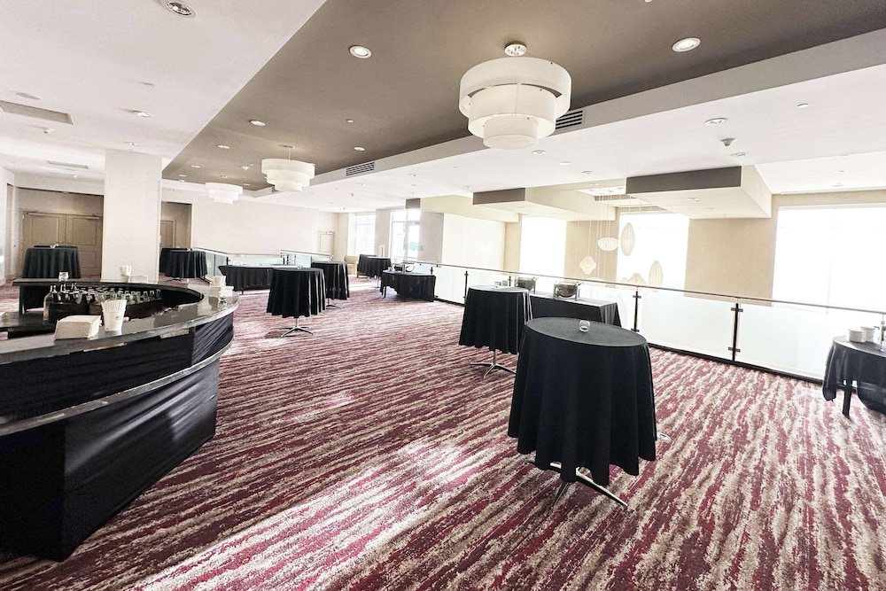 Hilton Garden Inn Olathe - photo 32
