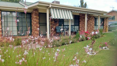 Butterfly Cottage — 4-Star Luxury Hotel in Tumut, Australia