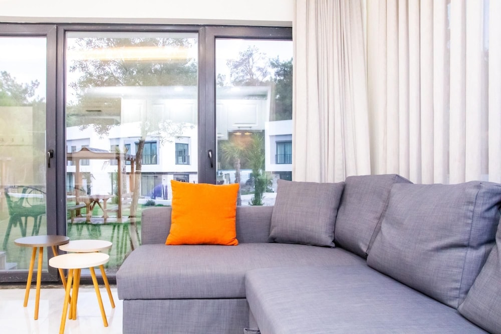 Flat w Spacious Garden 5 min to Beach in Milas Milas in Milas, Turkey