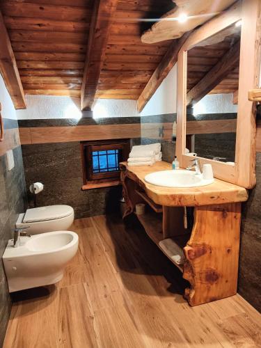 Le Temps Retrouve Casa Tipica Con Giardino — 4-Star Luxury Hotel in Villeneuve, Italy