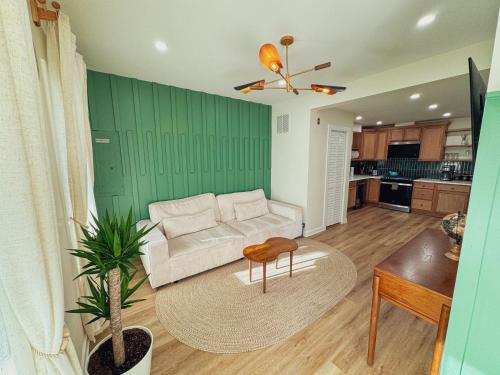 Elegant 3BR 2BA Entire Apartment Short Walk To The Beach Heart Of Wildwood — 4-Star Luxury Hotel in Wildwood, United States