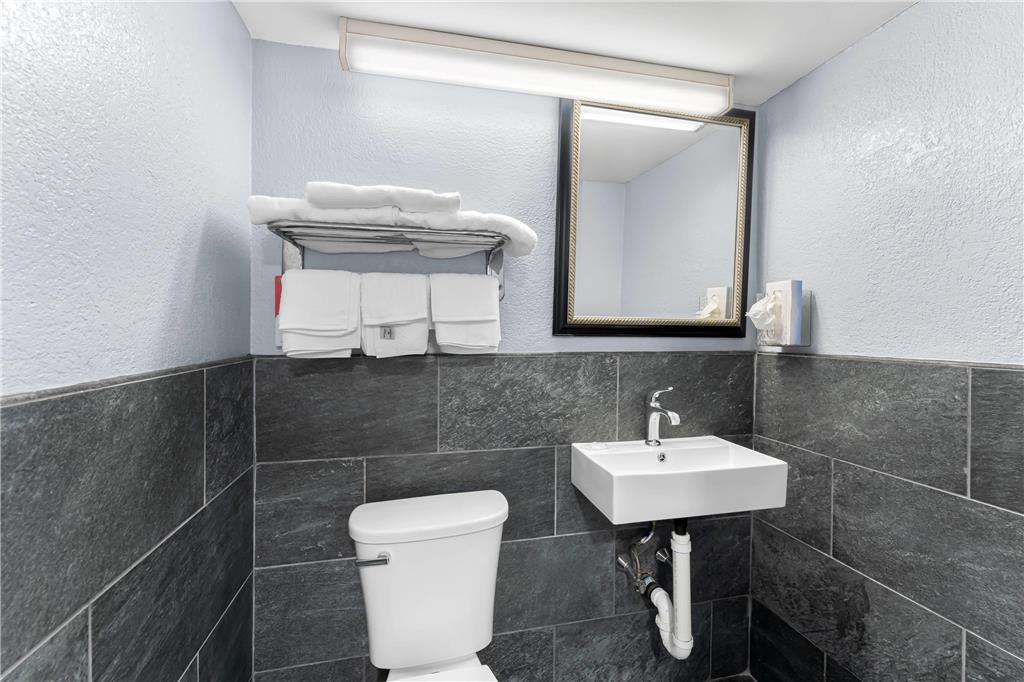 Econo Lodge Cranston Providence - photo 26