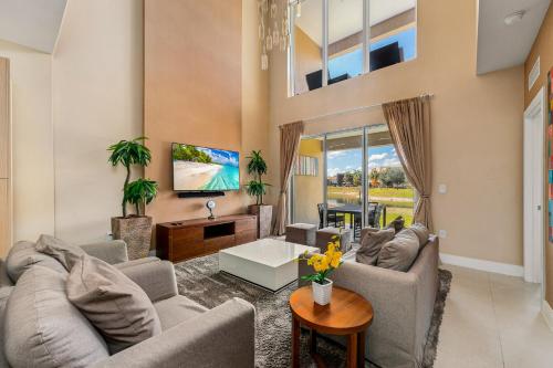 4 BR Home w Resort Amenities 3 Mi to Disney — 4-Star Luxury Hotel in Orlando, United States
