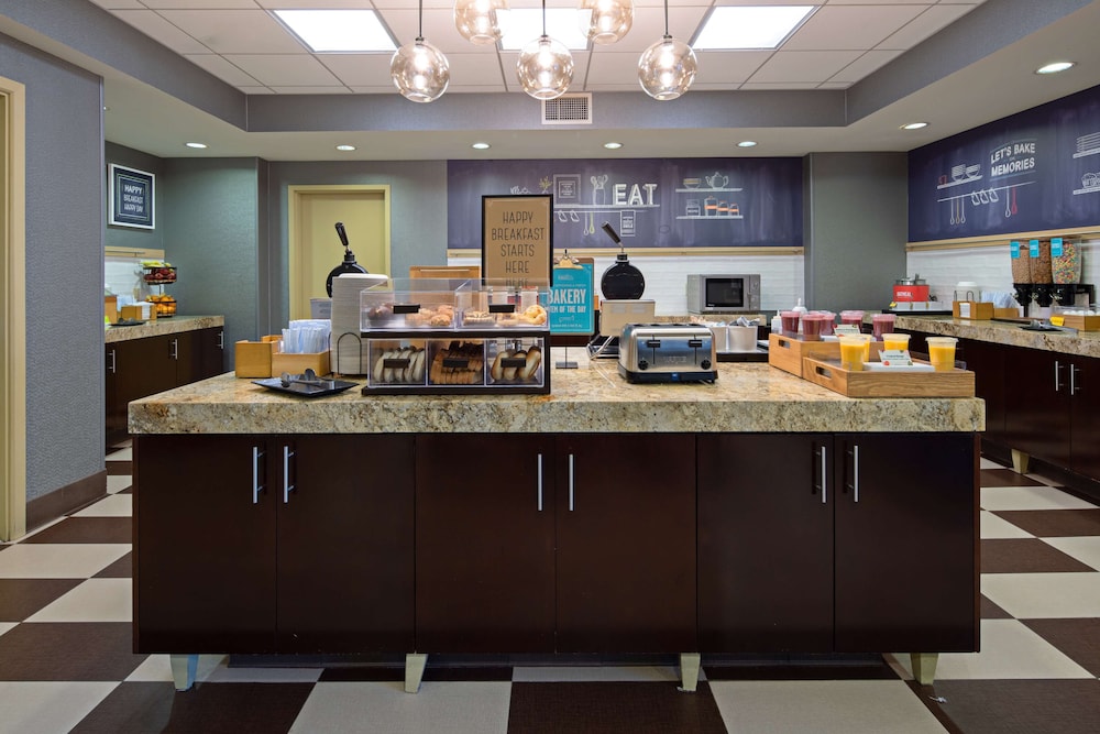 Hampton Inn Visalia - photo 24