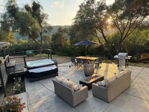 Manzanita Hideaway Hot Tub Sunset views Yosemite — hotel in Ahwahnee
