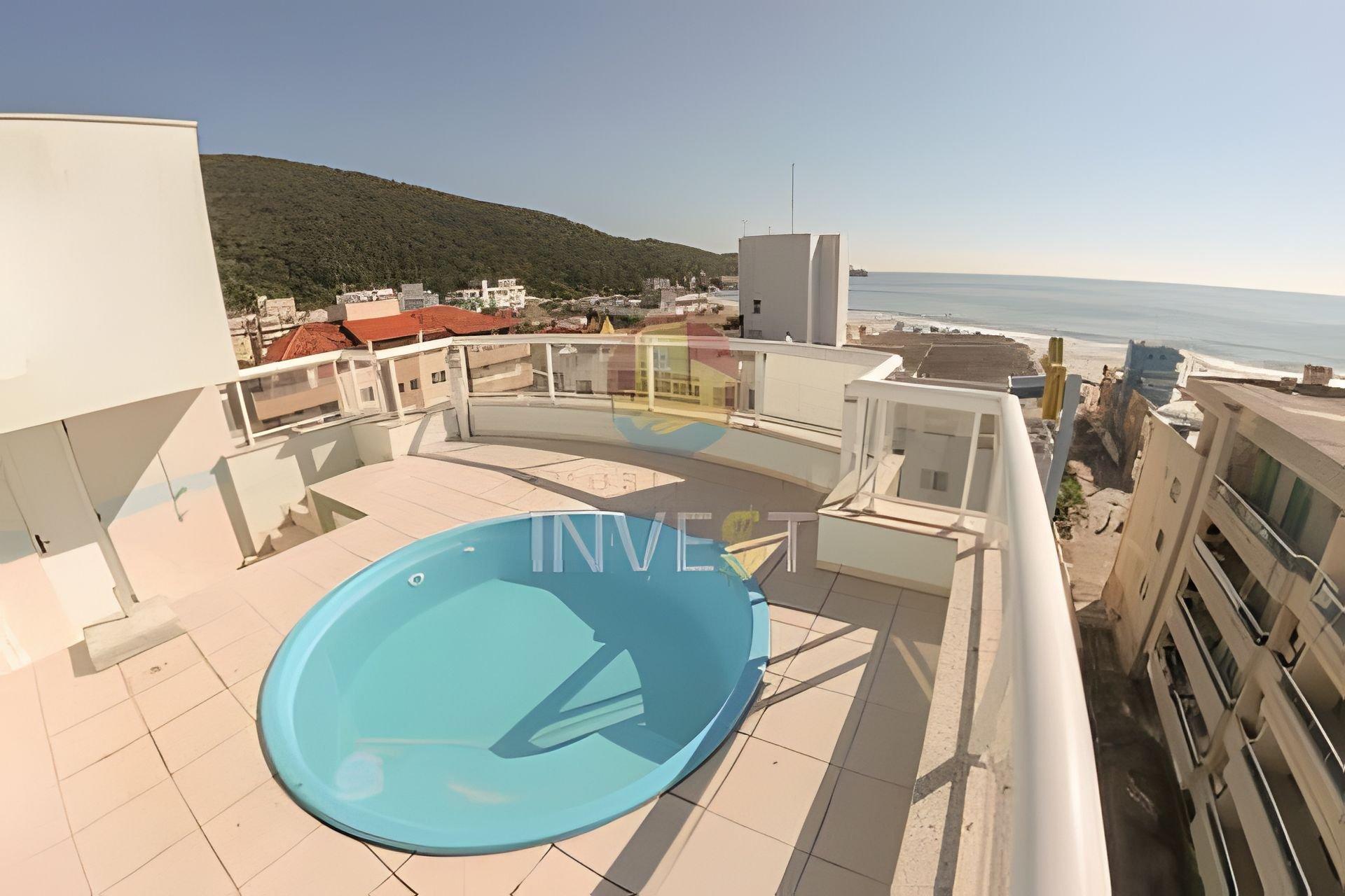Cobertura com piscina e vista mar