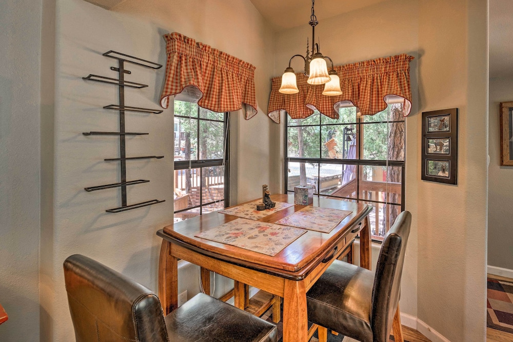 Gateway to Sunrise Resort Show Low Cabin with Deck in Show Low, United States