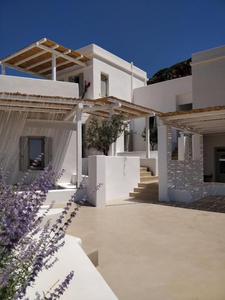 Psathaki - carbon neutral hotel in Kimolos