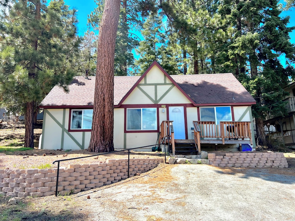 Bears Eye View Steps to Bear Mountain Ski Resort — 4-Star Luxury Hotel in Big Bear Lake, United States