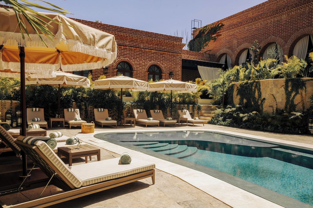 Poolside bar