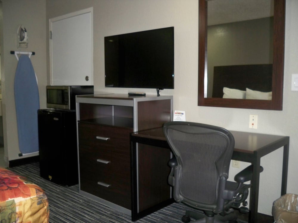 Scottish Inn & Suites - photo 45