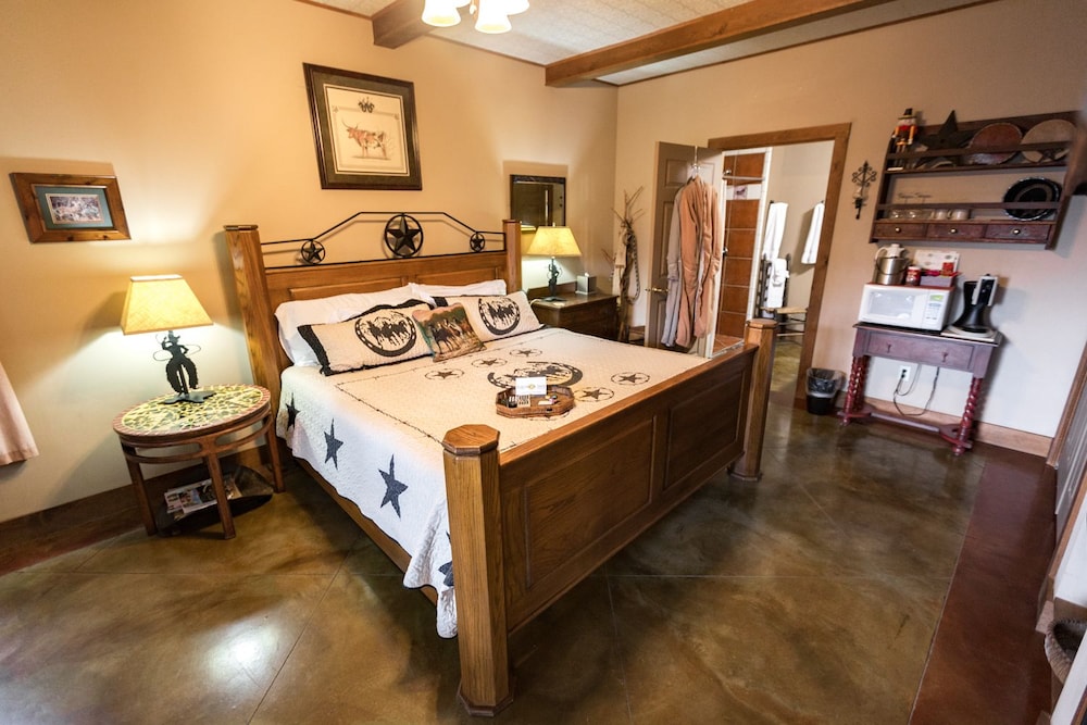 Equinox Inn at Canyon Lake - photo 16