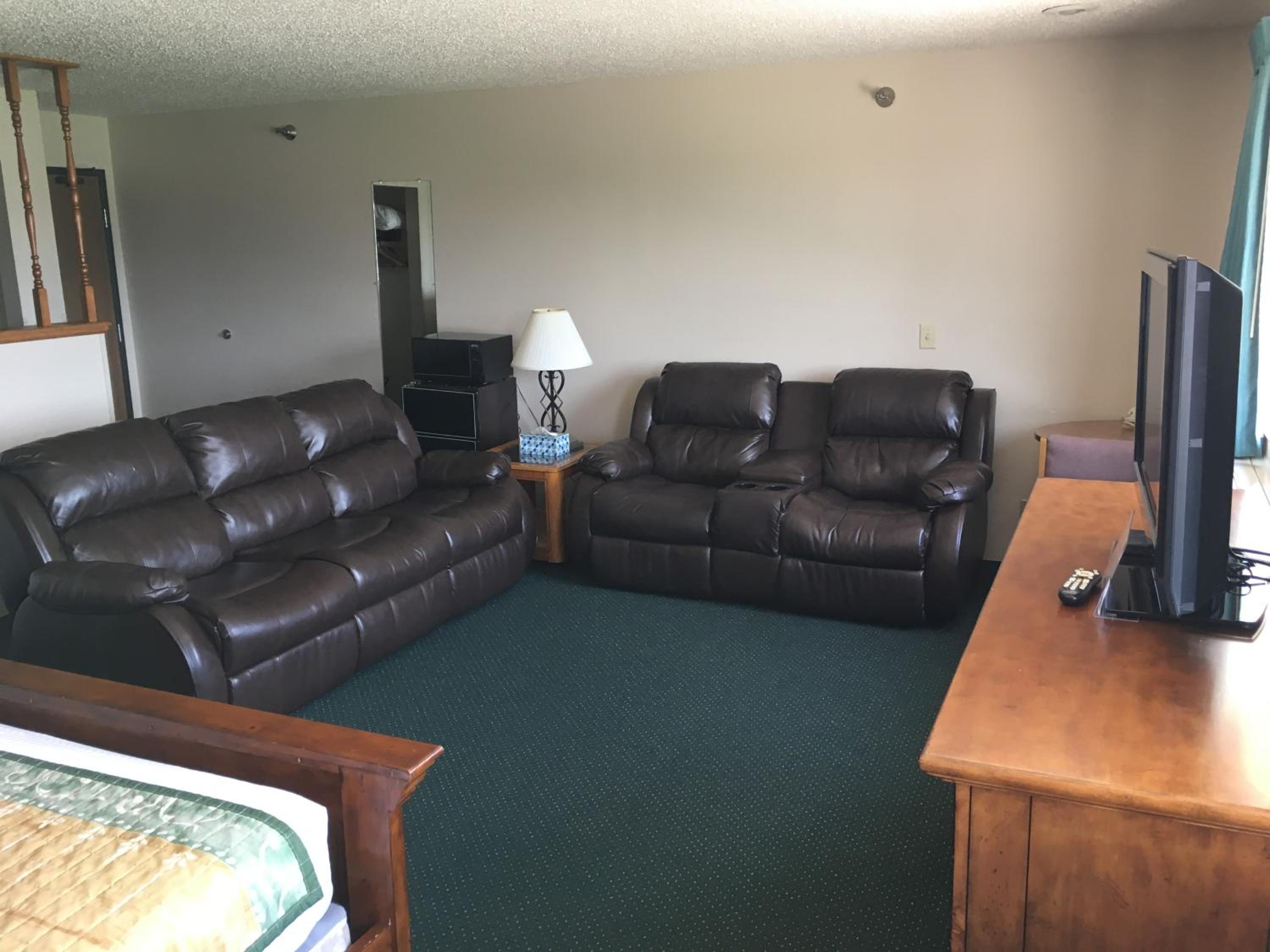 Cassville Four Seasons Inn & Suites - photo 14