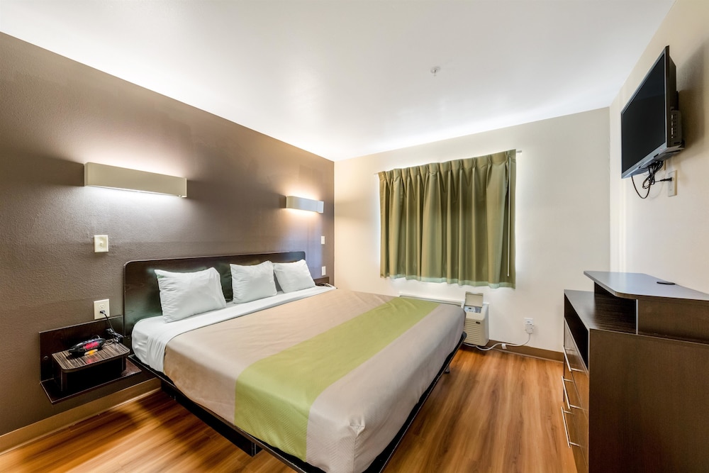 Super 8 by Wyndham Kenedy - photo 7