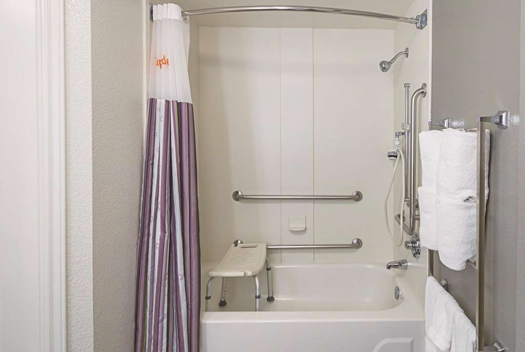 La Quinta Inn & Suites by Wyndham Univ Area Chapel Hill - photo 13