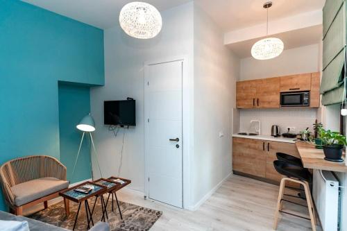 Heart of Tbilisi: 3 Apts w Balcony By Wehost