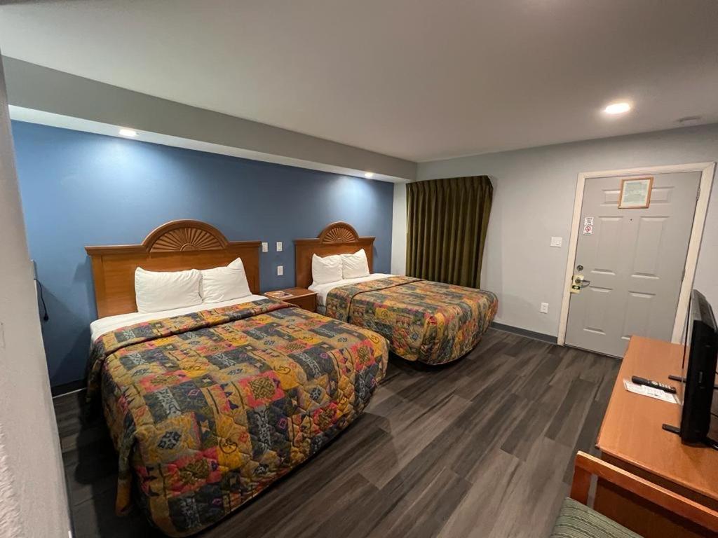 Bishop Elms Motel - photo 7