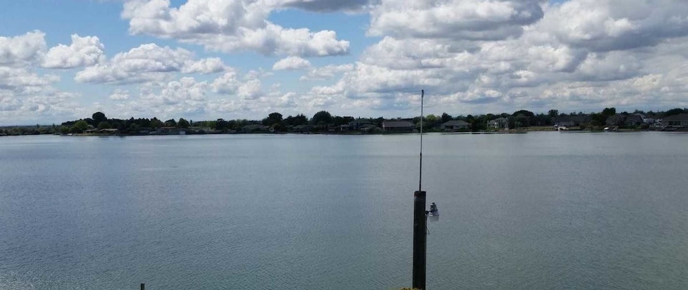 Lakeshore Inn Water Front - photo 37