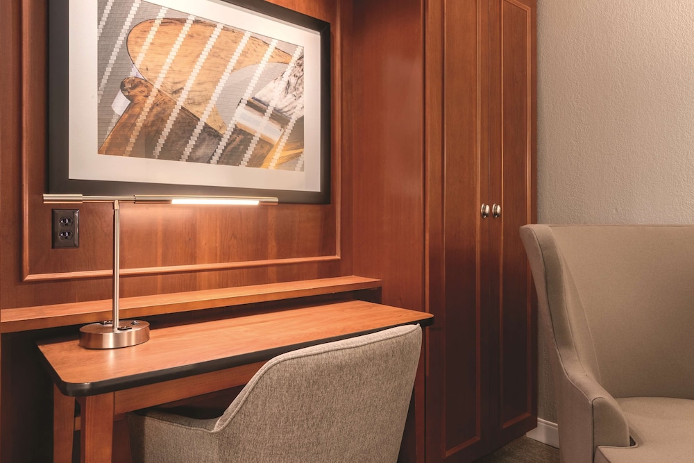 Hampton Inn Des Moines Airport - photo 12