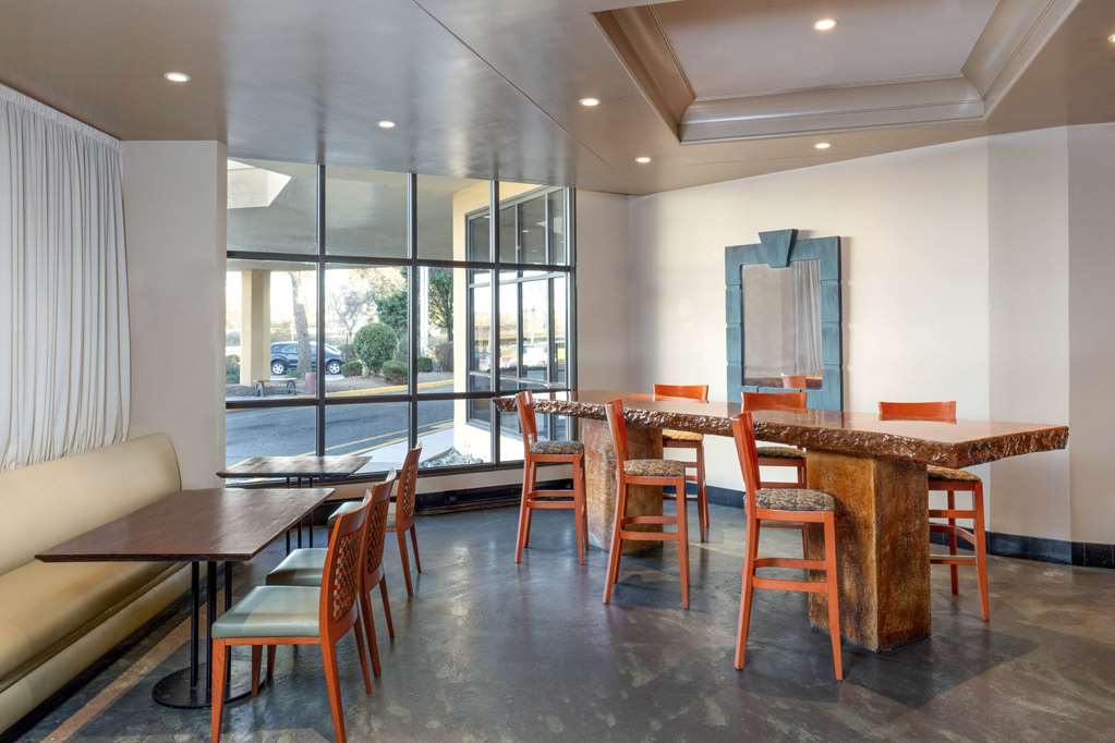 La Quinta Inn & Suites by Wyndham Secaucus Meadowlands - photo 22