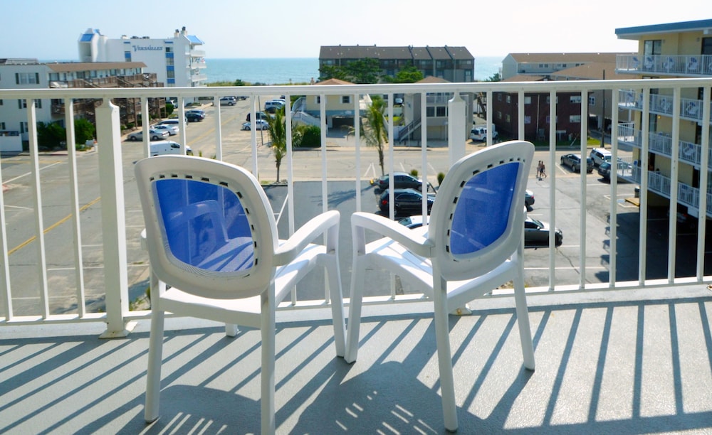 Coastal Palms Inn & Suites - photo 16