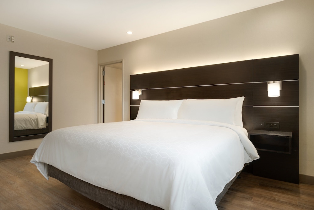 Holiday Inn Express Jamaica JFK AirTrain NYC by IHG - photo 12