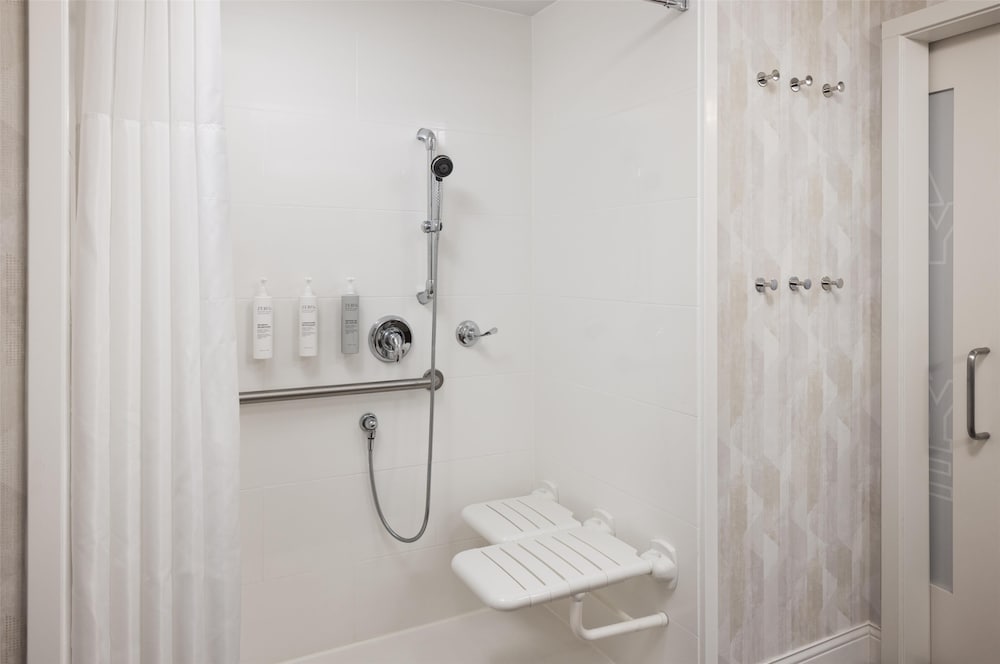 Hampton Inn Minneapolis Roseville - photo 27