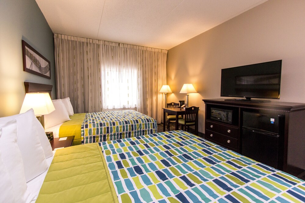 Cedar Point's Express Hotel - photo 6