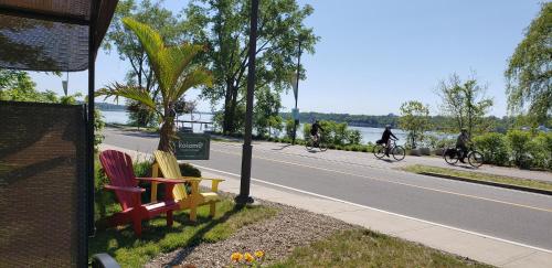 Kokomo INN Bed and Breakfast Ottawa Gatineau's Only Tropical Riverfront B&B on the National Capital Cycling Pathway Route Verte #1 for Adults Only Chambre d'hôtes tropical aux berges des Outaouais BnB #17542O — 4-Star Luxury Hotel in Ottawa, Canada