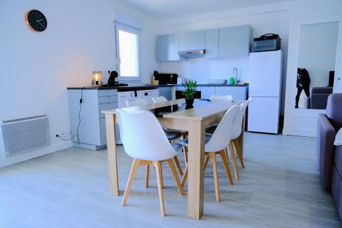 Double Apparts Spacieux 140 M2 4 Ch Entree Autonome 2 Parkings Prive Gratuit — hotel in Melun