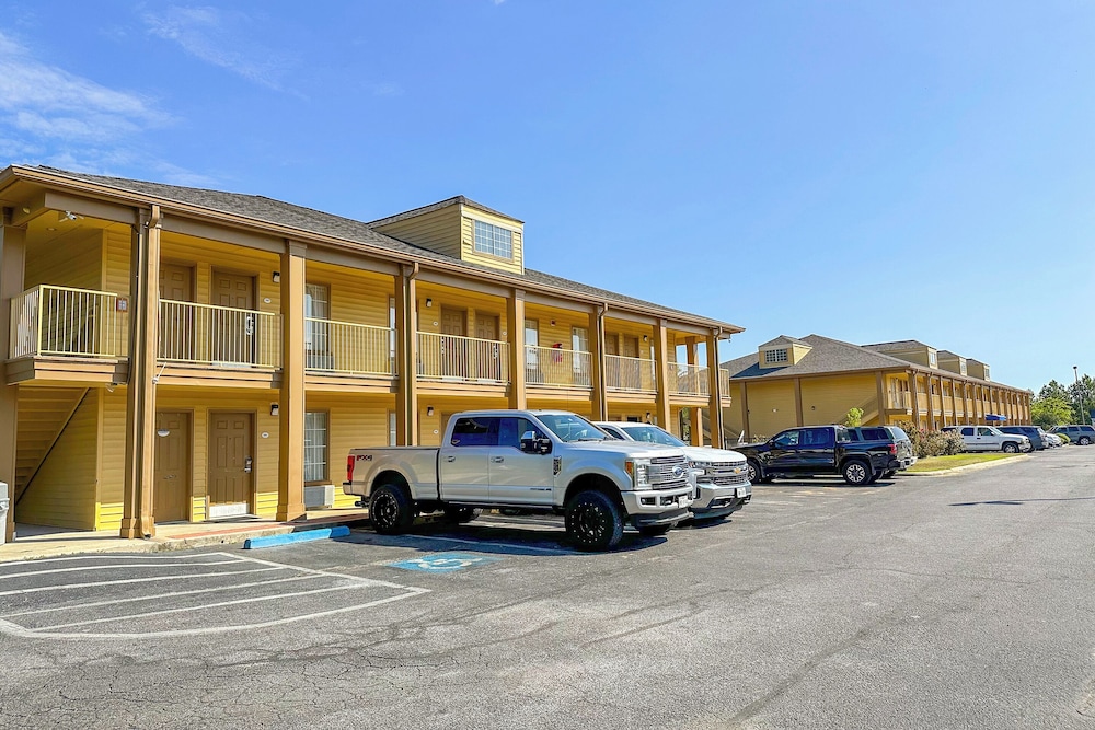 Bonita Lakes Inn by Capital O Meridian I20 - photo 87