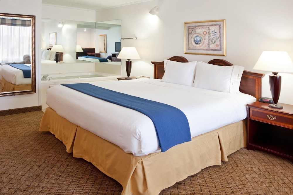 Holiday Inn Express & Suites Alliance by IHG - photo 4