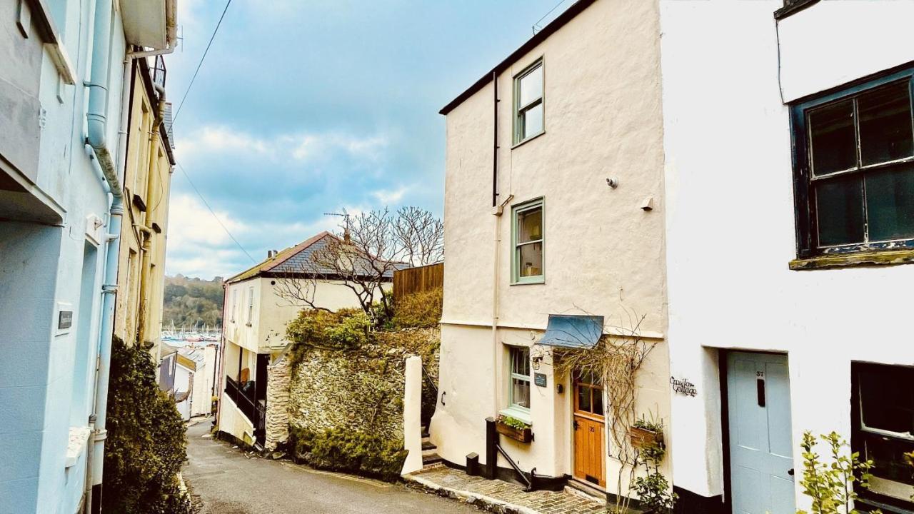 The Garden Cottage Elevated position wonderful views over Dartmouth beautiful garden — 4-Star Luxury Hotel in Dartmouth, United Kingdom