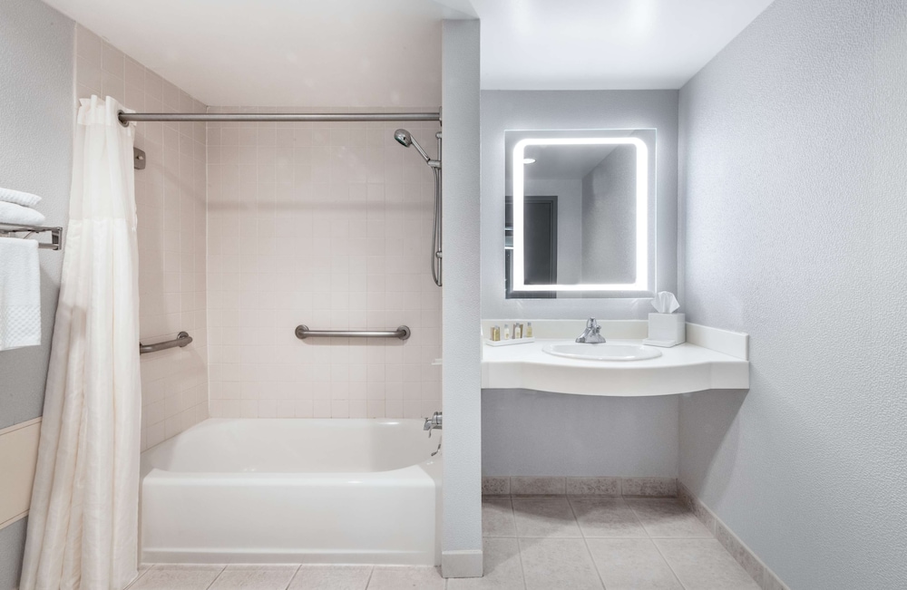 DoubleTree by Hilton Newark Penn Station - photo 37