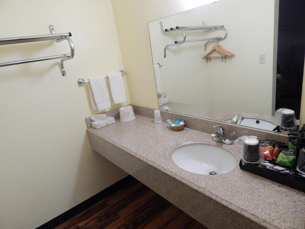 Regency Inn lola Kansas - photo 13