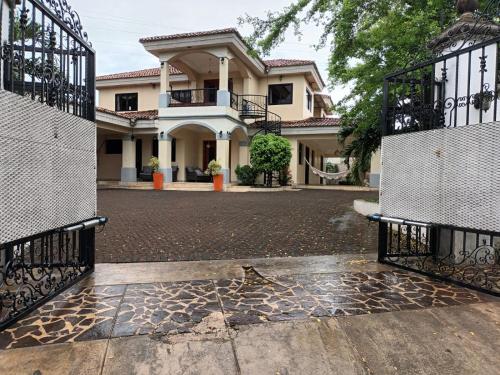 Apartamento con piscina — 4-Star Luxury Hotel in Managua, Nicaragua